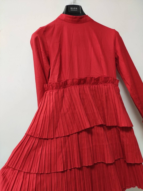 大红色千层喇叭袖中长款连衣裙，纯色雪纺蝴蝶...
