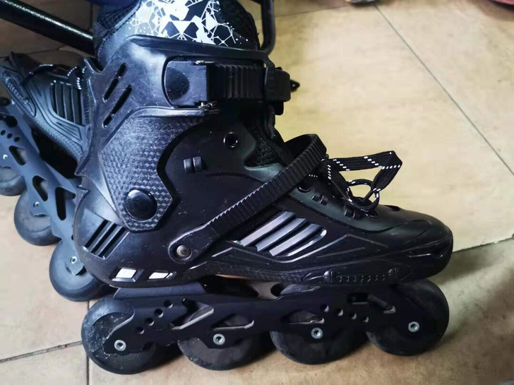 43码的轮滑鞋，买回来只穿了一次，选课选错...