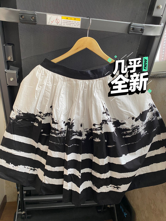 九成新！首尔东大门店内购入，短款蛋糕裙，膝...