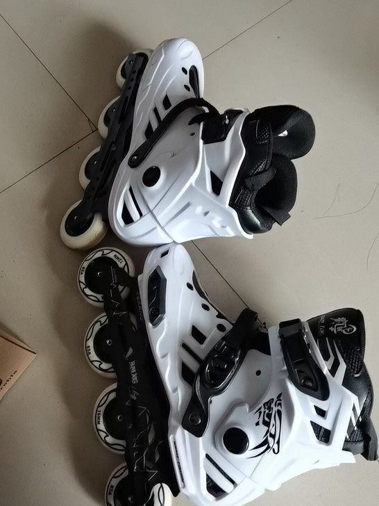 不玩轮滑了，有意向的可以私聊，可小刀半包邮