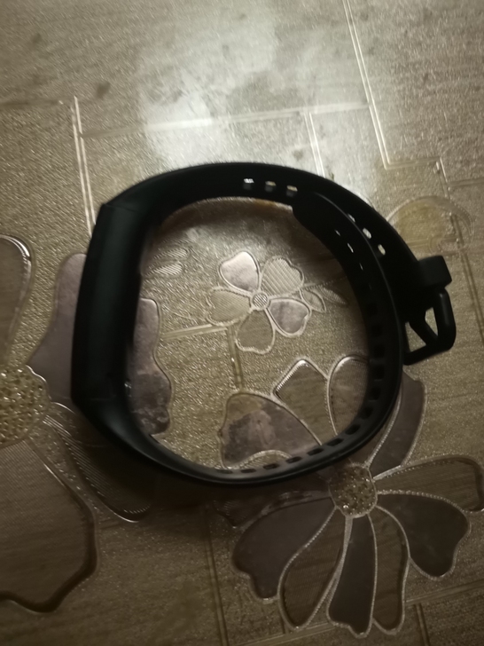 荣耀手环5,8成新,东西都在就盒子找不到了。