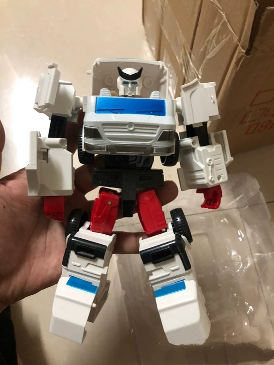 合金版变形金刚，救护车，大黄蜂，擎天柱 合...