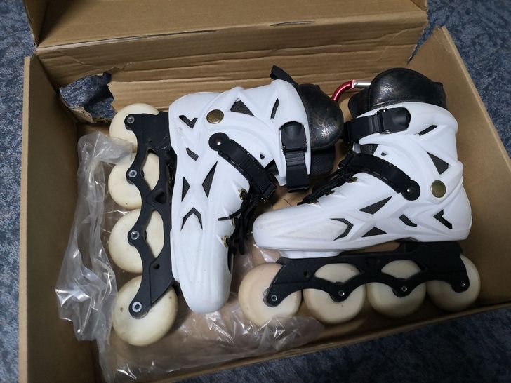 直排轮滑鞋，间断穿过三个月，送粉色光的一个...