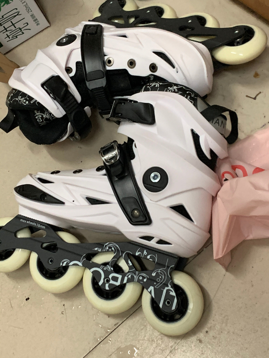 闲置轮滑鞋，便宜出，全新！！！ 没有穿过