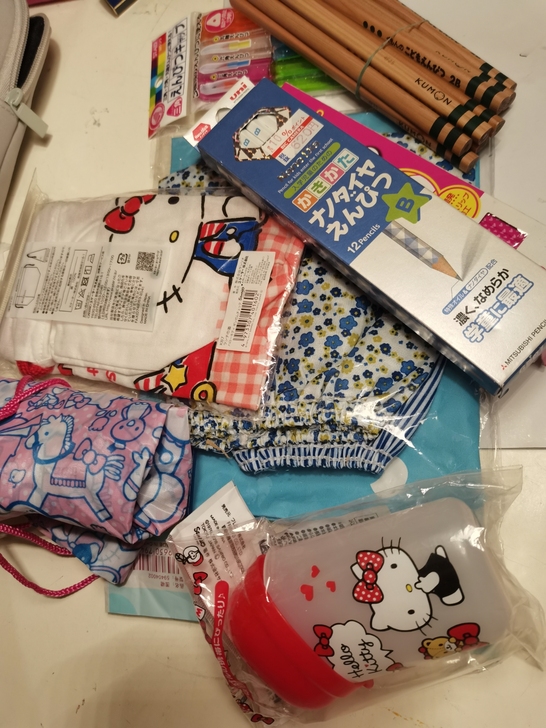 有KITTY所有都是日本买回来的，俺家娃小...