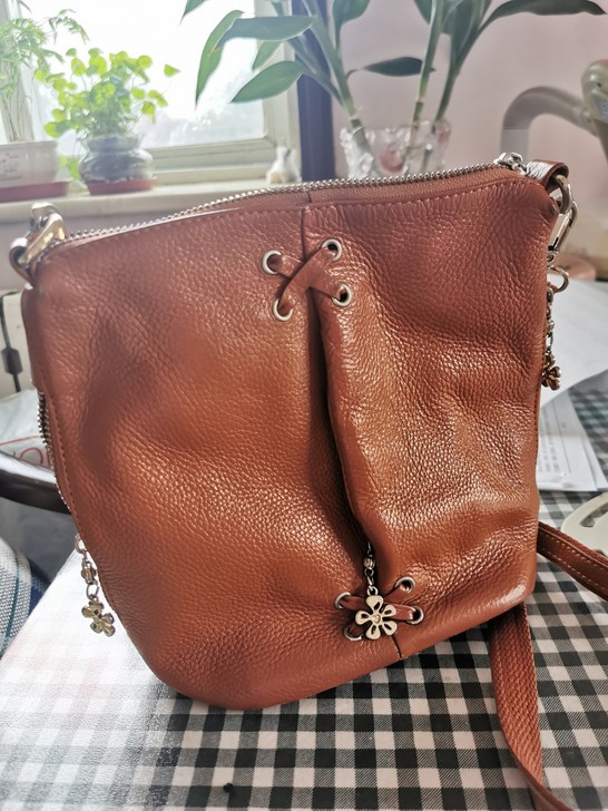 斜挎包单肩包荔枝纹皮包，金属拉链装饰