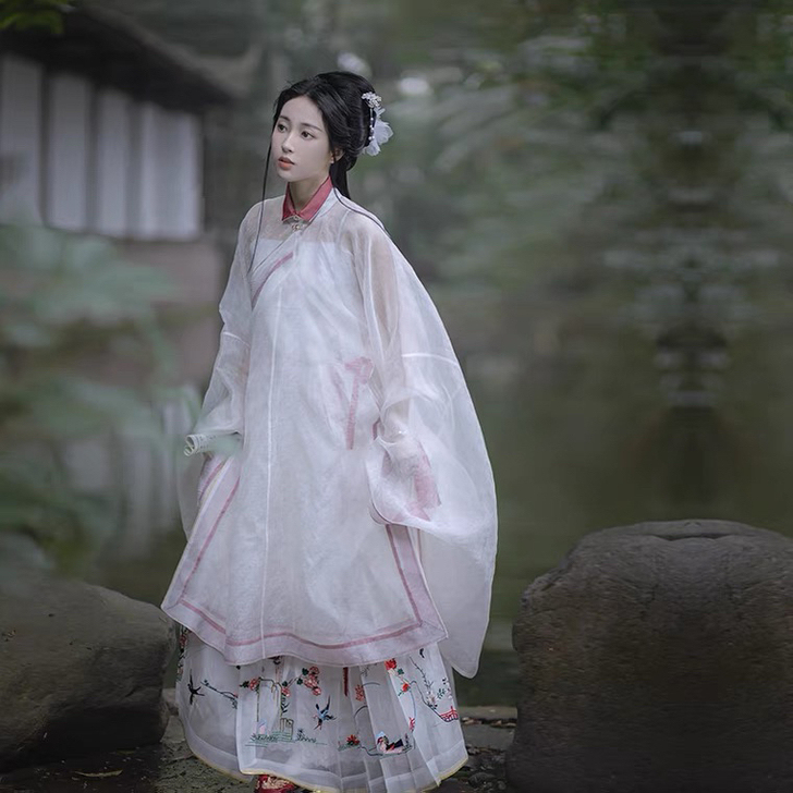 仅试穿,吊牌还在,不太适合所以转出