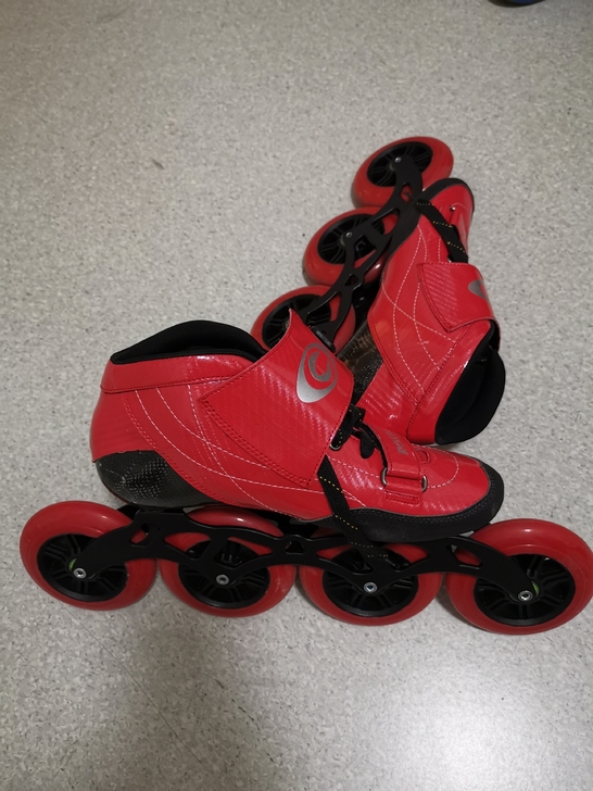 成人溜冰鞋，44码，溜过一次，几乎全新。赠...
