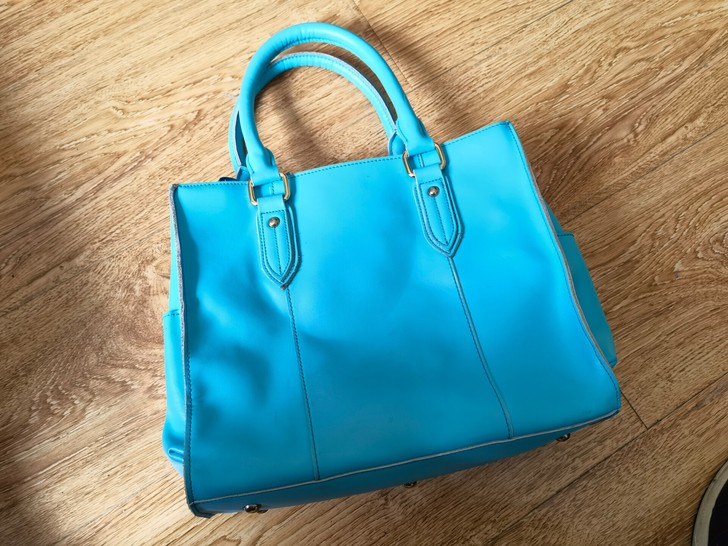 蓝色纯皮的手拎包,内里三室的,还有单独拉锁...