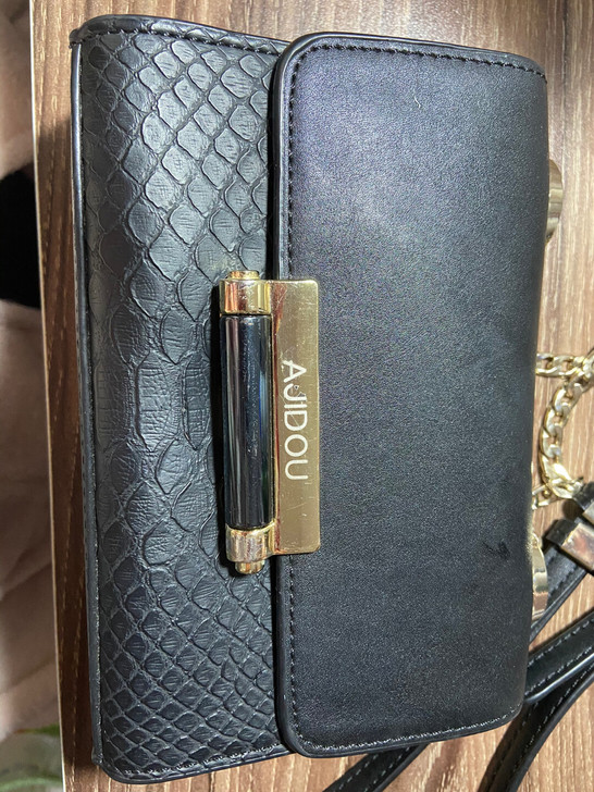 阿吉豆 黑色链条包  实体店购买的 两百多...