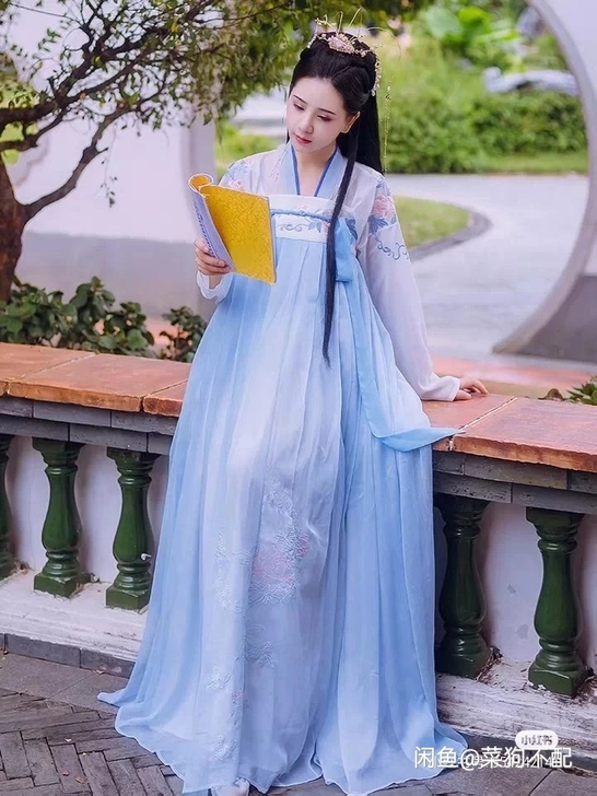 出一下汉服单买可私聊问价 一起买还可送一条...