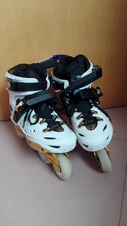 轮滑鞋39码，没怎么穿过，磨损如图