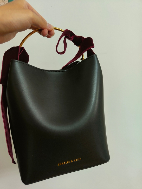 小CK金属手环手提包蝴蝶结水桶包，全新没有...