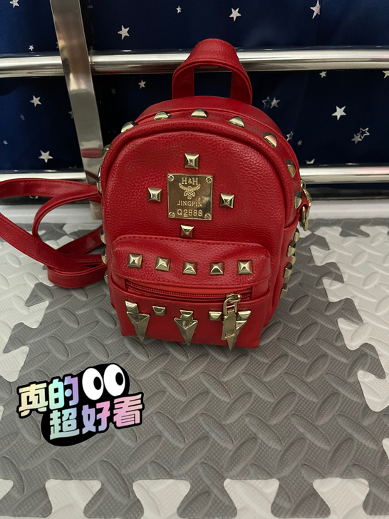 红色小双肩包很小的那种适合平时出去带点化妆品