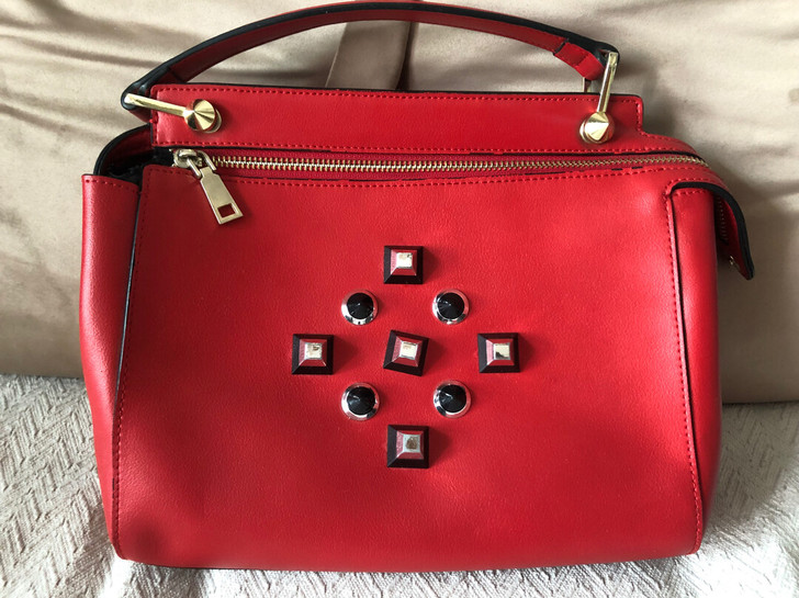 二层牛皮女包，很正的红色，400多买的，最...