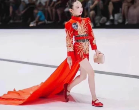 儿童模特走秀前短后长创意仙境传说红色国风国...