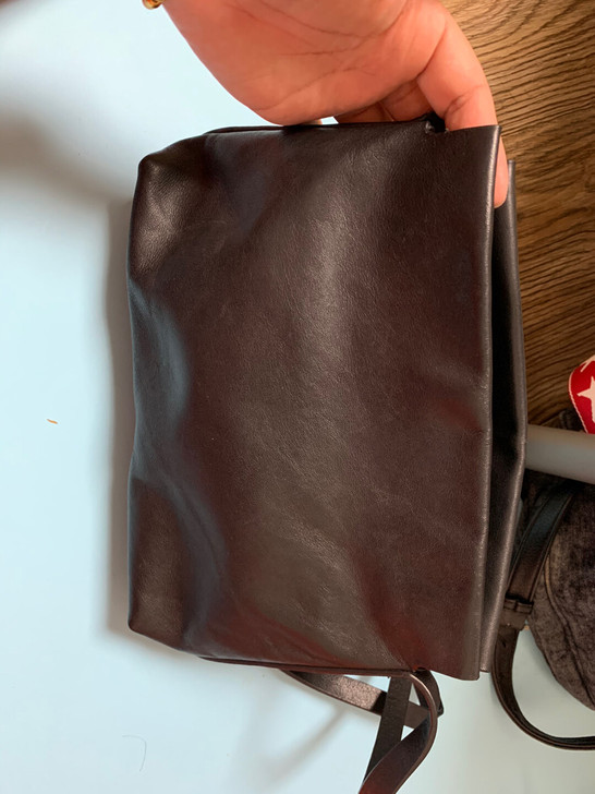 黑色手工绵羊皮斜挎包包。实体店购买。里面夹...