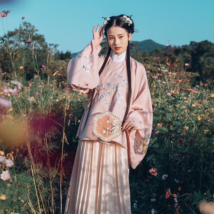 明制圆领大襟琵琶袖褶裙