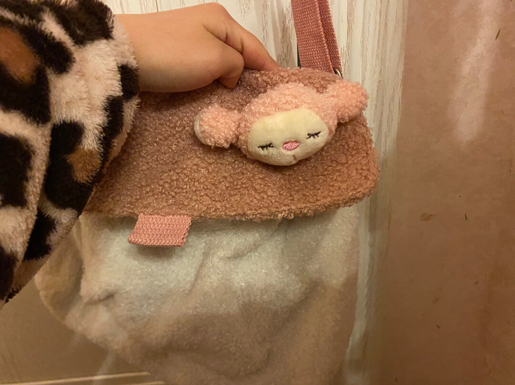 过生日朋友送的斜挎包 真的是太可爱了!不是...