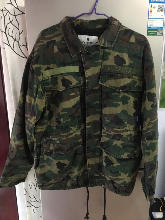 朋友送的迷彩外套，衣服太多，转手，50拿走...