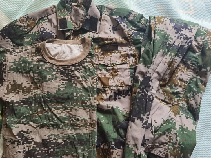 出一套自己穿过的军训服,穿的很爱惜,没有大...
