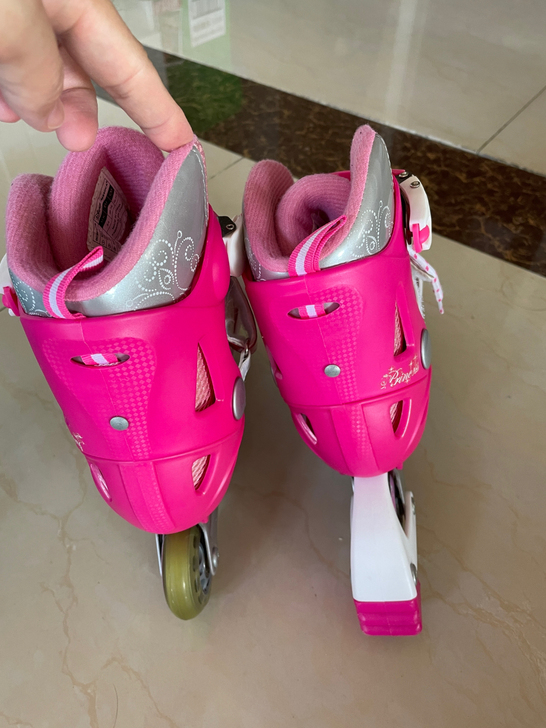 儿童轮滑鞋，自家闲置，没怎么用过，最大可调...