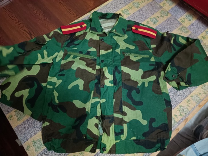 迷彩服套装衣服裤子,9成新,军训发的,身高...