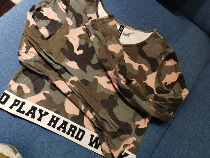 HM短款迷彩上衣带字母，可以当健身服穿，本...