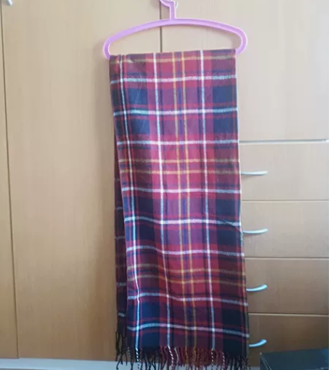 苏格兰格子围巾，不知道什么材质，感觉像羊绒...