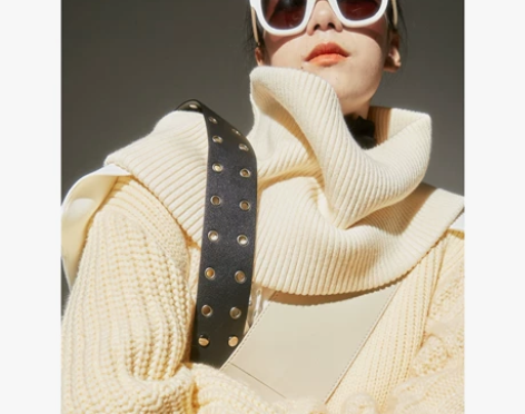 fussed 围巾披肩白色。九成新，无瑕疵...