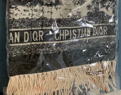 全新的围巾，便宜出！还没有打开包装。 感兴...