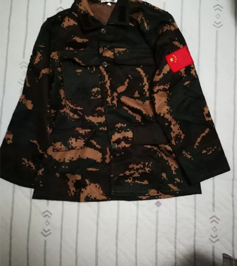 儿童迷彩服一套，只穿了一次，原价107，低...