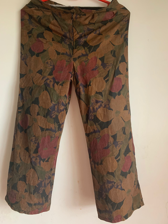 香云纱女士花色裤子。有瑕疵处见下图，裤腰扣...