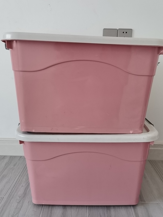 三个大储物箱。 以前买来放衣服的。 现在不...