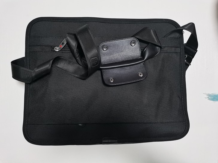 军刀肩挎手提包，多功能。可放很多东西。