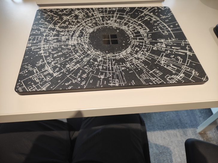 出一台 微软Surface Laptop ...