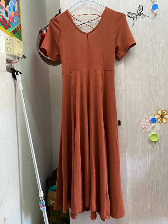 女生长裙性感风 后背是漏腰的 佛系出掉 适...