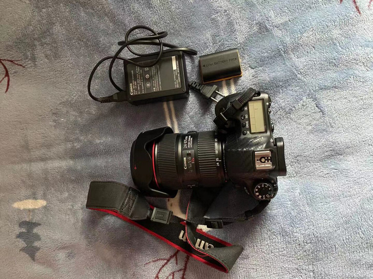 转让佳能6D原装充电器和电池,相机丢了这些...