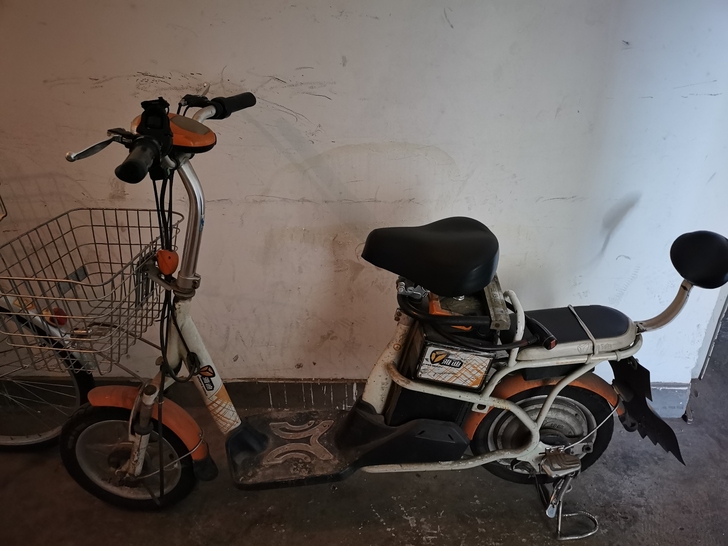 雅迪电动车，座椅和轮胎都换了没多久，电池可...