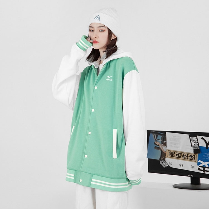 鸿星尔克拼接棒球服外套