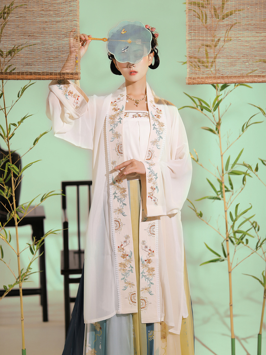 没有穿过吊牌都没拆卑微想剪短发