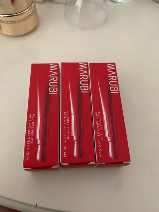 丸美多重胜肽紧致淡纹眼霜5g，有三个