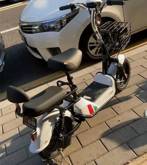 证件齐全，九成新二手品牌电动车，雅迪爱玛台...