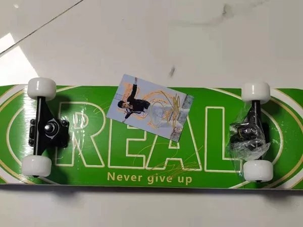 王一博 亲笔签名 同款滑板青少年双翘车四轮...