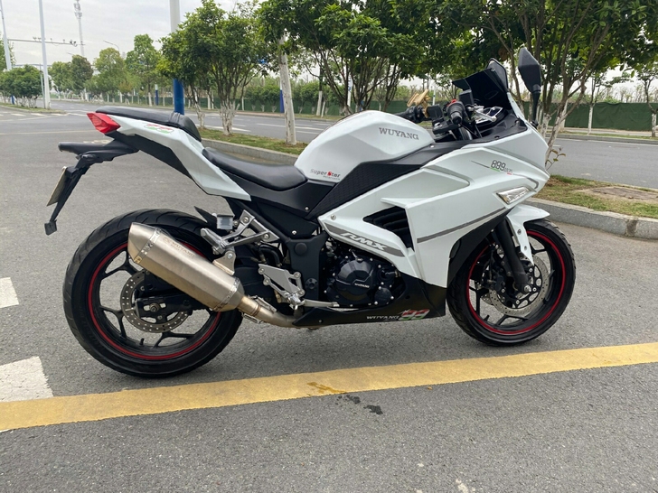 二手车子，跑车摩托白色，很新没话说，价格还...