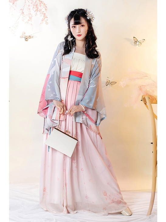 今年6月入  在店里试穿过  有相似的一套...