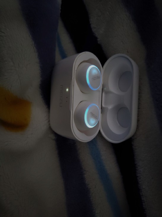 魅族pop2耳机，女生自用，右耳充电接触不...