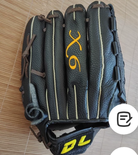 中学训练用的棒球手套，当时小摁不动这样的牛...