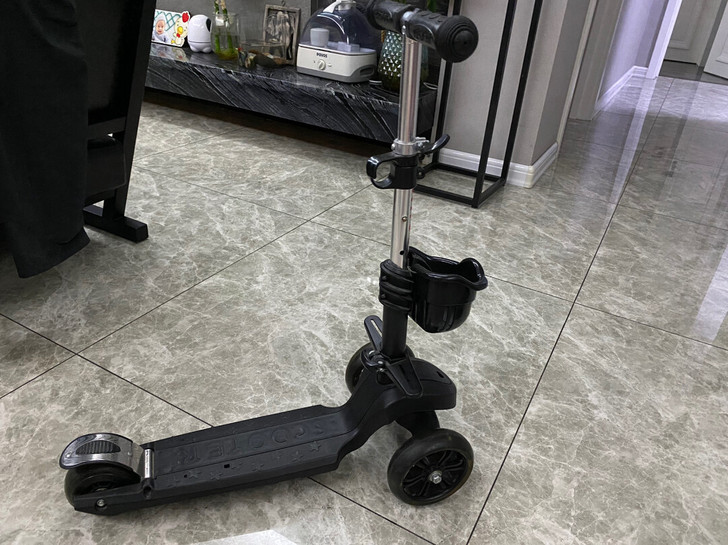 宝宝滑板车，高度能调节。支持自取。