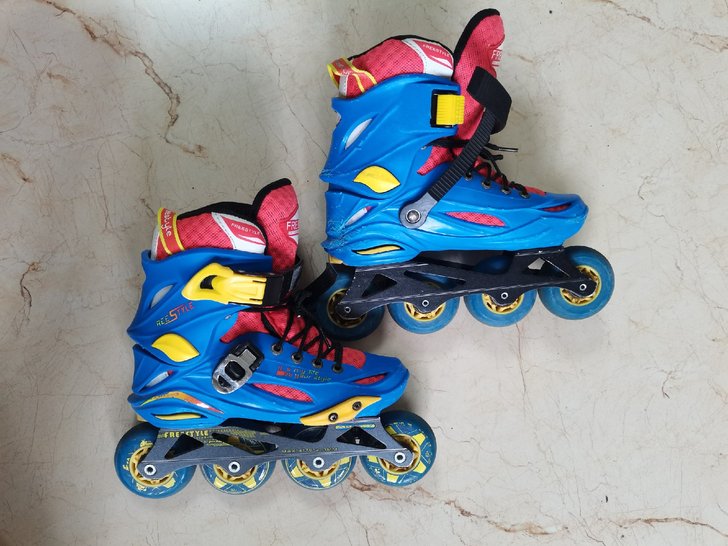 费斯儿童轮滑鞋，专业鞋，32码，原价800...